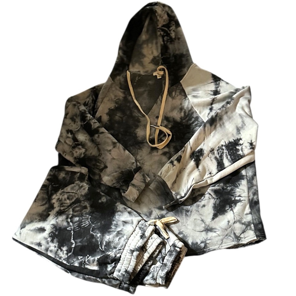 Entro  Hoodie and Joggers set. Size large, Tye dye, warm and cozy 2 pc set.